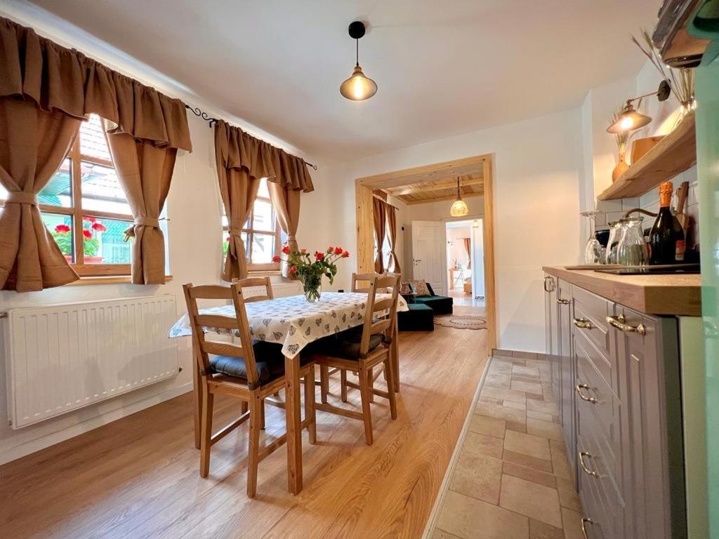 Victoria Gasthaus Rasnov - Charming Vacation House In Rasnov Bagian luar foto